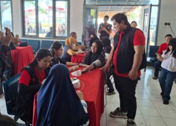 Singgah di Kendal, Kapal RS Apung Laksamana Malahayati Layani Warga Berobat Gratis 33 Sekretaris DPC PDI Perjuangan Kabupaten Kendal Bintang Yudha Daneswara saat meninjau pelaksanaan pengobatan gratis di Pelabuhan Kendal, Senin, 16 Maret 2026. (Unggul Priambodo/Lingkarjateng.id)