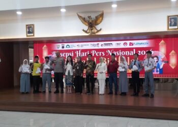 Ketua Forwaken Kendal, Iswahyudi bersama Bupati Kendal, Dyah Kartika Permanasari dan Kapolres Kendal, AKBP Hendry Susanto Sianipar foto bersama pemenang lomba jurnalistik dalam acara HPN dan Halal Bihalal di Pendopo Tumenggung Bahurekso Setda Kendal, Selasa, 31 Maret 2026. (Anik Kustiani/Lingkarjateng.id)