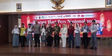 Resepsi HPN dan dan Halal Bihalal, Forwaken Kolaborasi Gelar Lomba Jurnalistik 1 Ketua Forwaken Kendal, Iswahyudi bersama Bupati Kendal, Dyah Kartika Permanasari dan Kapolres Kendal, AKBP Hendry Susanto Sianipar foto bersama pemenang lomba jurnalistik dalam acara HPN dan Halal Bihalal di Pendopo Tumenggung Bahurekso Setda Kendal, Selasa, 31 Maret 2026. (Anik Kustiani/Lingkarjateng.id)