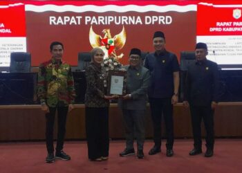 Bupati Kendal Dyah Kartika Permanasari menyerahkan buku LKPJ 2025 kepada Ketua DPRD Kendal, Mahfud Sodiq pada Selasa, 31 Maret 2026. (Anik Kustiani/Lingkarjateng.id)
