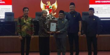 Bupati Kendal Dyah Kartika Permanasari menyerahkan buku LKPJ 2025 kepada Ketua DPRD Kendal, Mahfud Sodiq pada Selasa, 31 Maret 2026. (Anik Kustiani/Lingkarjateng.id)