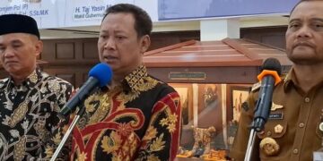 KPK Soroti OTT 3 Kepala Daerah di Jateng, Sebut Jadi Keprihatinan Bersama 1 Wakil Ketua Komisi Pemberantasan Korupsi (KPK) Fitroh Rohcahyanto didampingi Gubernur Jawa Tengah Ahmad Luthfi menjawab pertanyaan media usai kegiatan Pembukaan Dialog Anti Korupsi di Semarang, Senin, 30 Maret 2026. (Rizky Syahrul/Lingkarjateng.id)