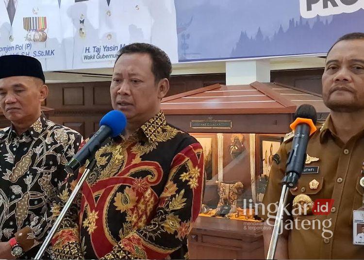 KPK Soroti OTT 3 Kepala Daerah di Jateng, Sebut Jadi Keprihatinan Bersama 25 Wakil Ketua Komisi Pemberantasan Korupsi (KPK) Fitroh Rohcahyanto didampingi Gubernur Jawa Tengah Ahmad Luthfi menjawab pertanyaan media usai kegiatan Pembukaan Dialog Anti Korupsi di Semarang, Senin, 30 Maret 2026. (Rizky Syahrul/Lingkarjateng.id)
