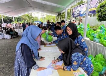 Warga membeli paket sembako Pasar Murah di halaman Kecamatan Mejobo, Kabupaten Kudus, Selasa, 17 Maret 2026. (Nisa Hafizhotus S/Lingkarjateng.id)