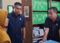 Ketua Komisi D Teguh Bandang Waluyo (kanan) saat meminta klarifikasi langsung pihak  SMPN 01 Tayu terkait pengembalian MBG. (Lingkarjateng.id)