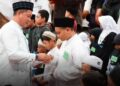 Ketua DPRD Pati Ali Badrudin menyerahkan santunan anak yatim dalam acara  Tarawih dan Silaturahmi Bersama (TARHIMA)  di gedung DPRD pada Selasa malam 3 Maret 2026. (Lingkarjateng.id)
