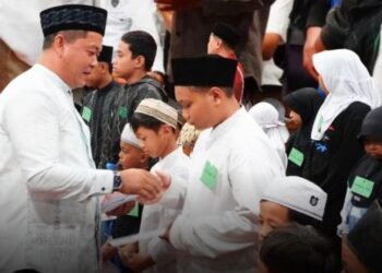 Ketua DPRD Pati Ali Badrudin menyerahkan santunan anak yatim dalam acara  Tarawih dan Silaturahmi Bersama (TARHIMA)  di gedung DPRD pada Selasa malam 3 Maret 2026. (Lingkarjateng.id)