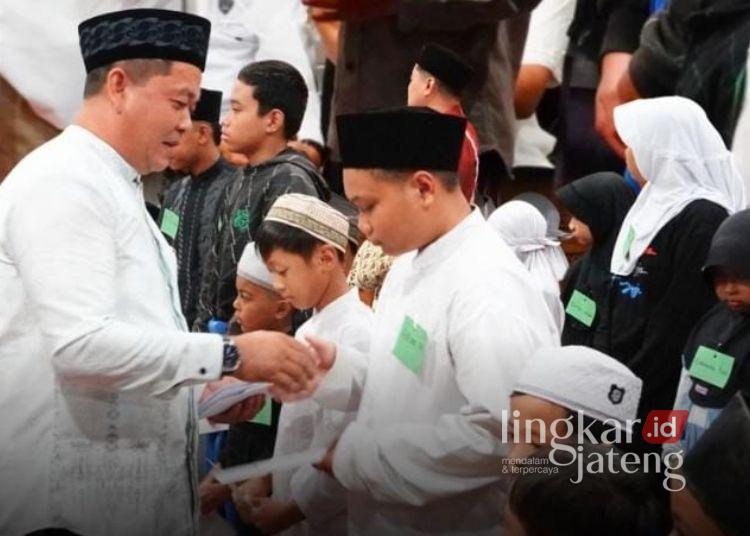 Tarhima Ramadhan, Ali Badrudin Ajak Teguhkan Komitmen Bangun Pati 25 Ketua DPRD Pati Ali Badrudin menyerahkan santunan anak yatim dalam acara Tarawih dan Silaturahmi Bersama (TARHIMA) di gedung DPRD pada Selasa malam 3 Maret 2026. (Lingkarjateng.id)