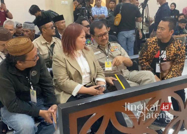 Inayah Wahid hingga Eks Wakapolri Oegroseno Hadir di Sidang Vonis Botok-Teguh 25 Putri Presiden ke-4 Republik Indonesia, Inayah Wahid (2 dari kiri) nampak berbincang dengan Wakapolri Komjen (Purn) Oegroseno (2 dari kanan) di Ruang Sidang Cakra, Pengadilan Negeri Pati pada Kamis, 5 Maret 2026. (Fahtur Rohman/Lingkarjateng.id)