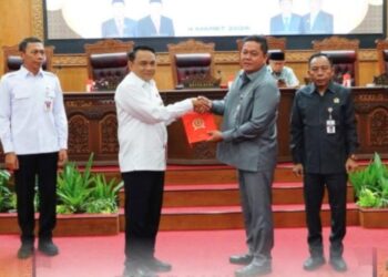 Penyerahan hasil reses kepada Plt Bupati Pati Risma Ardhi Chandra melalui rapat paripurna, Rabu 4 Februari 2026. (Lingkarjateng.id)