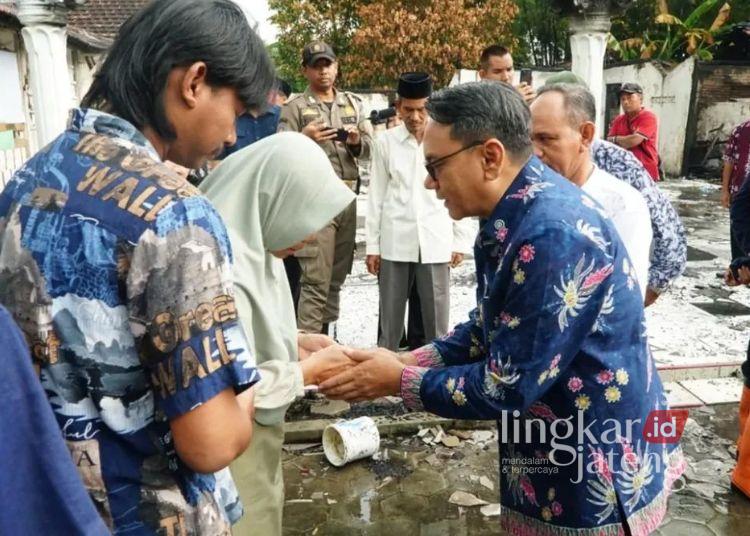 Beri Bantuan Korban Kebakaran, Plt Bupati Pati Ingatkan Bahaya Korsleting Listrik 25 Plt Bupati Pati, Risma Ardhi Chandra menyerahkan langsung bantuan berupa uang senilai Rp 15 juta kepada korban kebakaran di Desa Degan, Kecamatan Winong, Jumat, 27 Maret 2026. (Dok. for Lingkarjateng.id)
