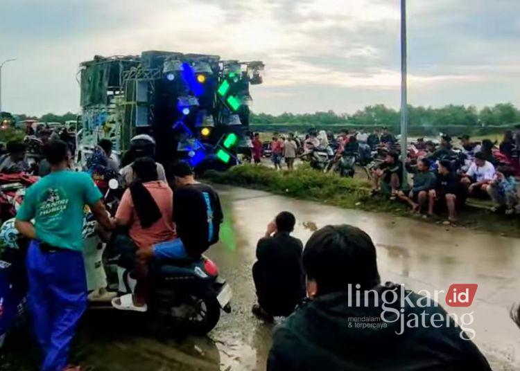 Pemkab Pati Beri Izin Sound Horeg untuk Acara Sedekah Bumi, Tapi Ada Syaratnya 25 Pentas sound horeg jadi tontonan masyarakat. (Dok. for Lingkarjateng.id)