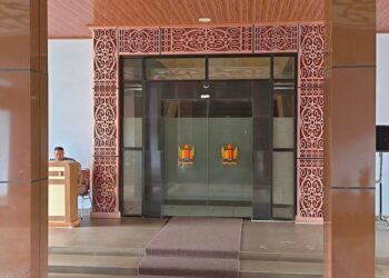 Akses pintu utama Kantor Bupati Pekalongan ditutup dan dijaga ketat oleh personel Satpol PP Kabupaten Pekalongan,Selasa, 3 Maret 2026. (Fahri Akbar/Lingkarjateng.id)