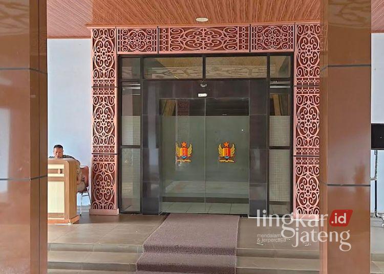 Pasca OTT KPK, Kantor Bupati Pekalongan Dijaga Ketat Satpol PP 25 Akses pintu utama Kantor Bupati Pekalongan ditutup dan dijaga ketat oleh personel Satpol PP Kabupaten Pekalongan,Selasa, 3 Maret 2026. (Fahri Akbar/Lingkarjateng.id)