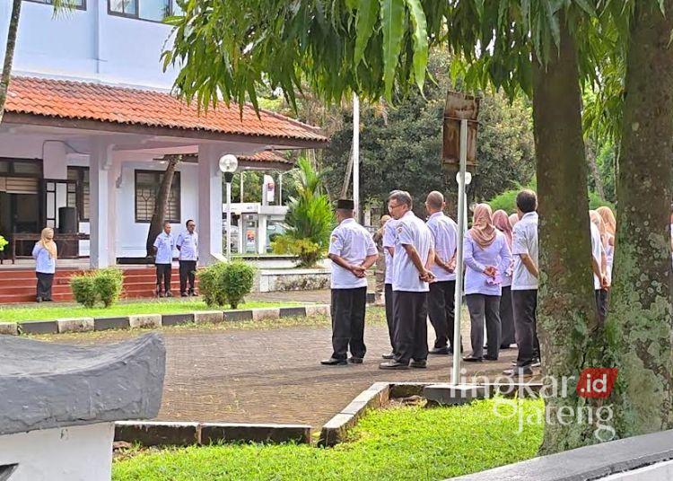 Jurnalis Diusir saat Liput Apel Pagi di Kompleks Kantor Bupati Pekalongan 25 Apel pagi di halaman Kantor Bupati Pekalongan tetap berlangsung, Rabu, 4 Maret 2026 sekitar pukul 8.00 WIB yang dipotret jurnalis dari luar pagar. Kegiatan disebut bersifat internal dan melarang media untuk meliput. (Fahri Akbar/Lingkarjateng.id)