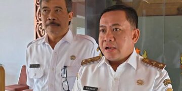 Wakil Bupati Pekalongan Sukirman didampingi Asisten II Sekda Anis Rosidi memberikan keterangan kepada awak media di Kompleks Kantor Bupati Pekalongan, Rabu, 4 Februari 2026. (Fahri Akbar/Lingkarjateng.id)