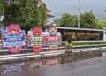 Sejumlah karangan bunga berisi dukungan terhadap Komisi Pemberantasan Korupsi terpasang di depan Kantor Bupati Pekalongan, Jumat, 6 Maret 2026. (Fahri Akbar/Lingkarjateng.id)