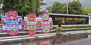 Sejumlah karangan bunga berisi dukungan terhadap Komisi Pemberantasan Korupsi terpasang di depan Kantor Bupati Pekalongan, Jumat, 6 Maret 2026. (Fahri Akbar/Lingkarjateng.id)