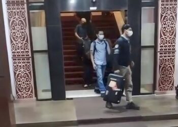 Petugas Komisi Pemberantasan Korupsi (KPK) meninggalkan kompleks Kantor Bupati Pekalongan usai melakukan penggeledahan selama sekitar tujuh jam, Jumat, 6 Maret 2026 petang. (Fahri Akbar/Lingkarjateng.id)