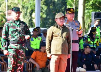 Plt. Bupati Pekalongan Sukirman memimpin Apel Gelar Pasukan Operasi Ketupat Candi 2026 di Jalan Mandurejo, depan Boulevard Alun-alun Kajen, Kamis, 12 Maret 2026. (Fahri Akbar/Lingkarjateng.id) 