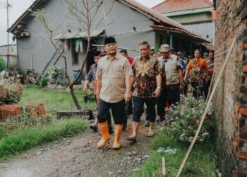 Gubernur Jawa Tengah Ahmad Luthfi  saat meninjau lokasi tanggul jebol di wilayah Pabean, Kota Pekalongan, Kamis, 26 Maret 2026 sore. (Fahri Akbar/Lingkarjateng.id)