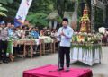 Plt Bupati Pekalongan Sukirman menyampaikan sambutan saat pembukaan Harmony Syawalan Megono 2026 di Objek Wisata Linggoasri, Jumat, 27 Maret 2026. (Fahri Akbar/Lingkarjateng.id)