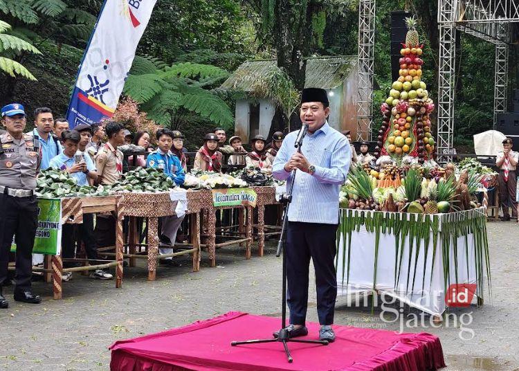 Pembagian Ribuan Bungkus Sego Megono Warnai Syawalan di Linggoasri Pekalongan 25 Plt Bupati Pekalongan Sukirman menyampaikan sambutan saat pembukaan Harmony Syawalan Megono 2026 di Objek Wisata Linggoasri, Jumat, 27 Maret 2026. (Fahri Akbar/Lingkarjateng.id)