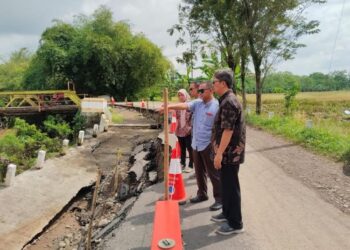 Wakil Ketua DPRD Kabupaten Pekalongan, Sumar Rosul, didampingi jajaran Bina Marga DPU Taru Kabupaten Pekalongan saat meninjau langsung lokasi tanah gerak di Desa Patianom, Kecamatan Bojong, Jumat, 27 Maret 2026. (Fahri Akbar/Lingkarjateng.id)