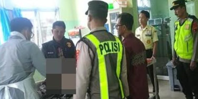 Petugas kepolisian melakukan pendataan dan koordinasi di rumah sakit terkait korban tenggelam di Sungai Sengkarang, Kabupaten Pekalongan, Minggu, 29 Maret 2026. (Dok. Polres Pekalongan/Lingkarjateng.id)