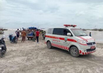 Perahu Nelayan Terbalik di Sluke Rembang, Kakak Beradik Berhasil Diselamatkan