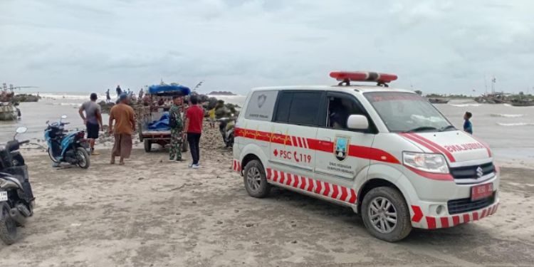 Evakuasi dua nelayan yang berhasil selamat setelah sempat tenggelam di perairan utara  Desa Pangkalan, Kecamatan Sluke, Kabupaten Rembang, Jumat, 6 Maret 2026. (Vicky Rio/Lingkarjateng.id)