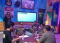 Petugas Satpol PP Kabupaten Rembang saat melakukan penindakan terhadap sejumlah karaoke yang masih buka saat Ramadan. (Dok. for Lingkarjateng.id)
