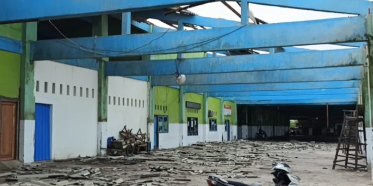 Kondisi atap TPI Tasikagung 1 Rembang yang rusak parah akibat diterjang angin kencang pada Sabtu malam, 7 Maret 2026. (Vicky Rio/Lingkarjateng.id)