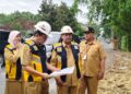 Bupati Rembang Harno meninjau langsung progres perbaikan jalan rusak. (Vicky Rio/Lingkarjateng.id)