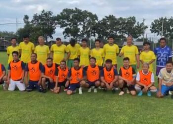 Pemain Gerakan Indonesia Optimis dan KalPati FC berfoto bersama sebelum laga fun football di Stadion Gelora Soekarno Mojoagung, Kabupaten Pati, Selasa, 24 Maret 2026. (Mohammad Fahtur Rohman/Lingkarjateng.id)