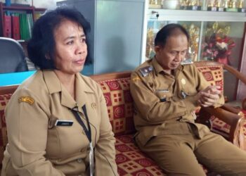 Kepala SD Negeri 05 Dukuh, Salatiga Jumarti saat menjawab pertanyaan wartawan terkait video komplain menu MBG di sekolah tersebut, Senin, 2 Maret 2026. (Angga Rosa/Lingkarjateng.id)