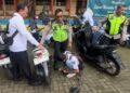 Petugas Polsek Sidorejo memantau siswa SMK Muhammadiyah Salatiga saat mengganti knalpot brong motornya dengan knalpot standar pabrikan di sekolahnya, Senin, 9 Maret 2026. (Dok.Humas Polres Salatiga/Lingkarjateng.id)