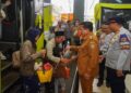 Wali Kota Salatiga Robby Hernawan menyambut kedatangan warga peserta mudik gratis di Terminal Tipe A Tingkir, Senin, 16 Maret 2026. (Dok.Prokompim Setda Salatiga/Lingkarjateng.id)