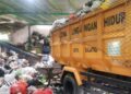 Truk DLH Salatiga mengangkut sampah yang telah dipilah di Tempat Pengolahan Sampah Reduce, Reuse, Recycle (TPS3R) Terpadu, Bulu, Tegalrejo Kecamatan Argomulyo. (Angga Rosa/Lingkarjateng.id)