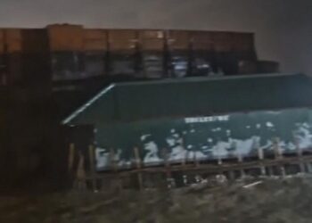 Kapal tongkang menghantam jembatan di Dusun Tambaksari, Desa Bedono, Sayung, Demak, Jumat (6/3/2026) malam. Foto: Dok. Warga Bedono, Demak