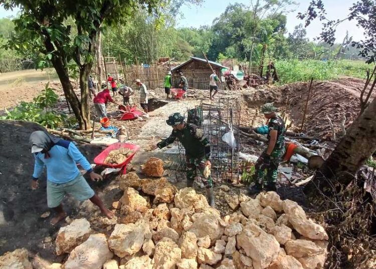Pembangunan Jembatan Garuda Penghubung Antar Desa, TNI dan Warga Semangat Kerja Bakti 25 TNI dan warga melakukan kerja bakti pembangunan Jembatan Perintis Garuda penghubung Desa Cingkrong dan Desa Kedungrejo, Kecamatan Purwodadi, Kabupaten Grobogan, Rabu(8/4). Foto : Ahmad Abror / Lingkar