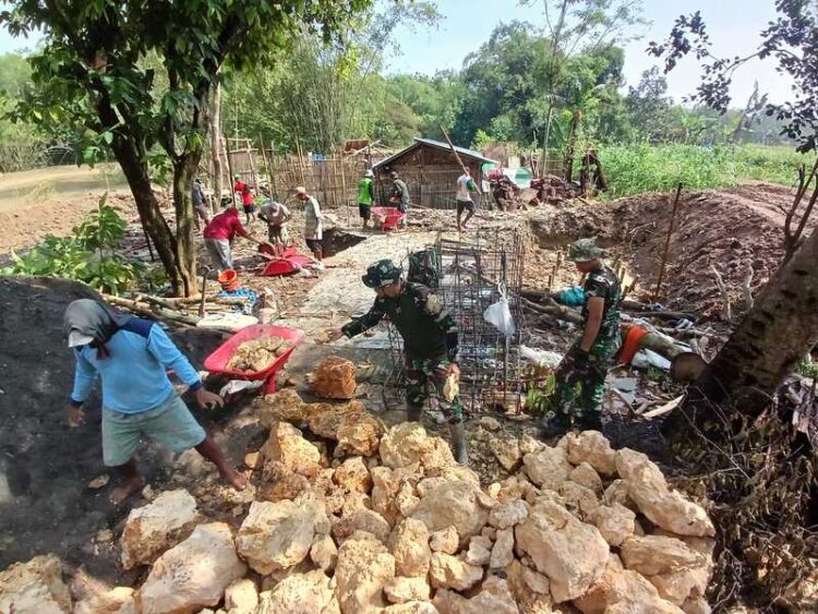 Pembangunan Jembatan Garuda Penghubung Antar Desa, TNI dan Warga Semangat Kerja Bakti 25 TNI dan warga melakukan kerja bakti pembangunan Jembatan Perintis Garuda penghubung Desa Cingkrong dan Desa Kedungrejo, Kecamatan Purwodadi, Kabupaten Grobogan, Rabu(8/4). Foto : Ahmad Abror / Lingkar