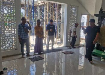 Warga menunjukkan lokasi aksi pencurian kotak amal yang terjadi di Masjid Al Aziz, Gubug, Grobogan. Foto : Abror/Lingkar
