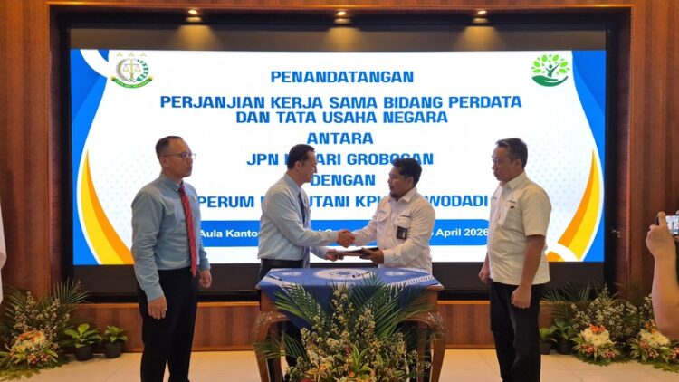 Perhutani–Kejari Grobogan Teken PKS, Mitigasi Risiko Hukum-Amankan Aset 25 Perum Perhutani menggandeng Kejaksaan Negeri (Kejari) Grobogan melakukan penandatanganan Perjanjian Kerja Sama (PKS) bidang Perdata dan Tata Usaha Negara (DATUN), di Kantor Kejari Grobogan pada Rabu (15/4). Foto: Dok. Perum Perhutani / Lingkar