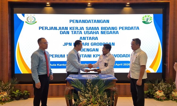 Perhutani–Kejari Grobogan Teken PKS, Mitigasi Risiko Hukum-Amankan Aset 25 Perum Perhutani menggandeng Kejaksaan Negeri (Kejari) Grobogan melakukan penandatanganan Perjanjian Kerja Sama (PKS) bidang Perdata dan Tata Usaha Negara (DATUN), di Kantor Kejari Grobogan pada Rabu (15/4). Foto: Dok. Perum Perhutani / Lingkar