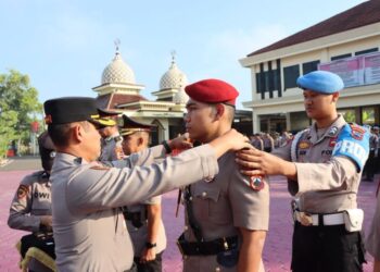 Upacara serah terima jabatan (sertijab) Wakapolres dan Kasat Binmas Polres Grobogan di lapangan apel Tribrata Mapolres setempat, Jumat (24/4/2026). Foto : Dok. Polres Grobogan/Lingkar