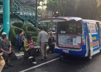 Samsat Siaga saat memberikan pelayanan pembayaran pajak kendaraan bermotor. Foto : Abror / Lingkar