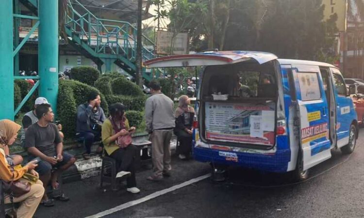 Samsat Siaga saat memberikan pelayanan pembayaran pajak kendaraan bermotor. Foto : Abror / Lingkar