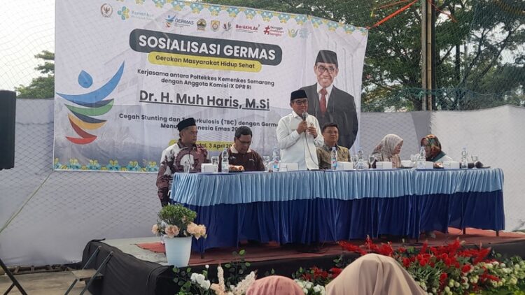 Tekan Angka Stunting dan TBC di Kendal, DPR RI Muh Haris Ajak Masyarakat Budayakan Pola Hidup Sehat 25 Anggota DPR RI Fraksi PKS, Muh. Haris saat kegiatan sosialisasi Germas di Gedung Serba Guna Desa Rejosari Kangkung, Jumat (3/4). Foto : Anik Kustiani/Lingkar