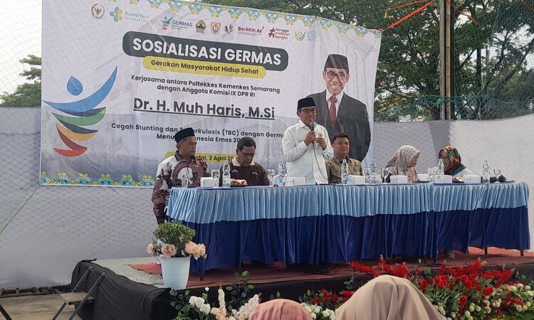 Anggota DPR RI Fraksi PKS, Muh. Haris saat kegiatan sosialisasi Germas di Gedung Serba Guna Desa Rejosari Kangkung, Jumat (3/4). Foto : Anik Kustiani/Lingkar